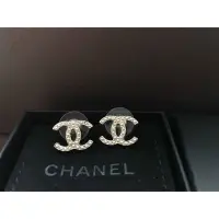 在飛比找Yahoo奇摩拍賣-7-11運費0元優惠優惠-【二手】Chanel 香奈兒 穿針式 CC 金色鑲珍珠耳環