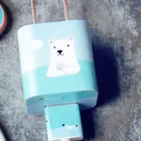 在飛比找蝦皮購物優惠-北極熊 IPHONE 電源插頭 造型貼