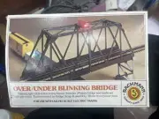 Bachmann HO Scale Over/Under Blinking Bridge & Trestle Set Open Box - pieces ver