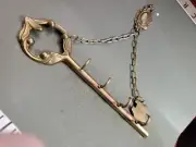 VINTAGE LARGE BRASS SKELETON KEY HOLDER WALL HANGING HOOK EG