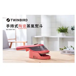 【福利品】日本TWINBIRD-手持式陶瓷蒸氣熨斗-珊瑚粉SA-H201TWP