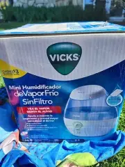 Vicks Mini Filter Free Cool Mist Humidifier White Blue .5 Gal New in box VUL520W