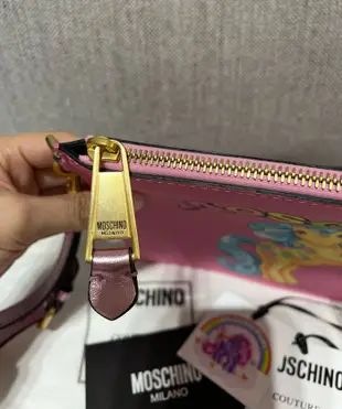 Moschino 專櫃真品 全新品 可愛粉色夢幻獨角獸 超級Q 化妝包 ，收納小袋，手拿包， 旅行用或者放小東西。 size22 cm