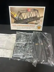Bachmann HO Scale # 46-1222 Over/Under Blinking Bridge