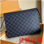 佳穎二手/最新款LV手拿包 POCHETTE VOYAGE MM 黑灰 老花 中型 拉鍊 手拿包 M61692皮夾長夾