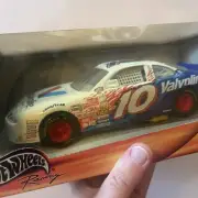 JOHNNY BENSON #10 VALVOLINE NASCAR HOT WHEELS RACING 2001 1:24 SCALE