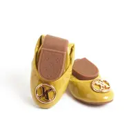 在飛比找momo購物網優惠-【viina】嬿娜1·經典漆皮金扣LOGO折疊平底娃娃鞋-黃