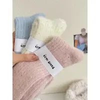 在飛比找ETMall東森購物網優惠-堅果媽咪 點子絨襪子女堆堆襪秋冬季韓國加厚保暖毛絨月子睡眠襪