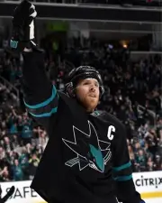 Joe Pavelski Crowd Salute San Jose Sharks 8x10 NHL Hockey Photo