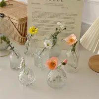 在飛比找ETMall東森購物網優惠-ins透明迷你桌面裝飾花瓶法式復古浮雕精致玻璃小花瓶民宿擺件