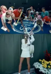 Steffi Graf of Germany signs autographs after defeating Mary Joe F- Old Photo