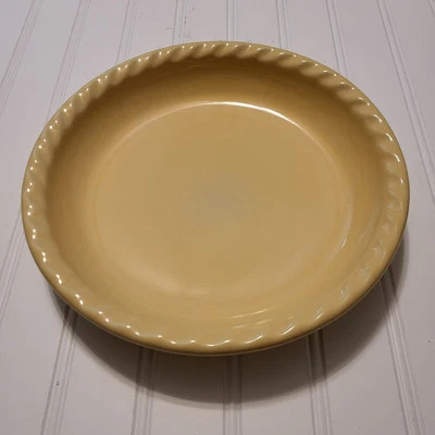 Vintage The Workshops of Gerald E. Henn Pie Plate / Pie Dish 10" Roseville, OH.