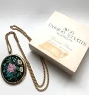 AVON NOS FLORENTINE FLOWERS PENDANT NECKLACE