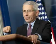 DR. ANTHONY S. FAUCI MAKES REMARKS IN WHITE HOUSE BRIEFING - 8X10 PHOTO (BT331)