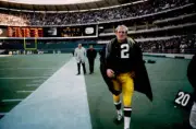 Pittsburgh Steelers QB Terry Bradshaw on sidelines during ga - 1971 Old Photo 1