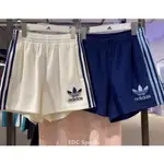 ADIDAS 短褲 女裝 三葉草刺繡LOGO 三線 毛巾布 寬鬆 棉 休閒短褲 藍