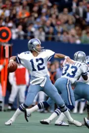Quarterback Roger Staubach of Dallas Cowboys drops back to pass v - Old Photo
