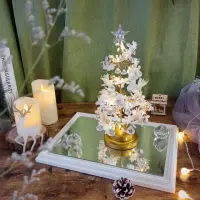 在飛比找momo購物網優惠-【KIRA與花花藝】水晶LED燈永生花聖誕樹/雪花白/桌上聖