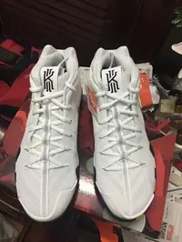 在飛比找Yahoo!奇摩拍賣優惠-Nike Kyrie 4 欧文4 NCAA 943807-1