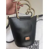 在飛比找蝦皮購物優惠-全新love moschino 金屬愛心提把水桶側背包