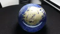 在飛比找Yahoo!奇摩拍賣優惠-幸運星天然水晶球 天然青金石球7cm 藍色海洋地球 水晶球高