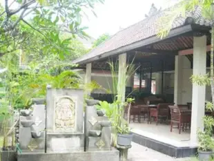 普里安姆飯店Puri Anom Hotel