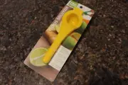 Lemon Lime Citrus Squeezer Heavy Plastic Hand Juicer - NEW - Dishwasher Safe