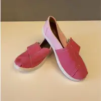 在飛比找蝦皮購物優惠-TOMS 桃紅色粉色帆布鞋 17.5cm