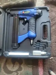 NEW CAMPBELL HAUSFELD CHN10201 Air Brad nail gun 5/8" to 2" nails With Case