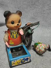 在飛比找露天拍賣優惠-【千代】懷舊老玩具,小熊敲鼓獨輪車,殘件二手物品如圖實物拍攝