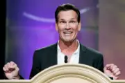 Actor Patrick Swayze jokes around as he accepts the Independent Ca - Old Photo