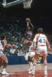 Walter Davis of the Phoenix Suns shoots 1981 Basketball Photo