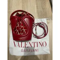 在飛比找蝦皮購物優惠-Valentino Garavani 范倫鐵諾 小水桶包 紅