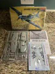 Academy 2161 SPITFIRE FR.Mk.XIVe Open Model Lit 1/48