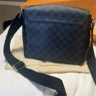 二手精品 LV 路易威登 N41029 DISTRICT棋盤格LOGO Damier Graphite帆布扣式斜背包