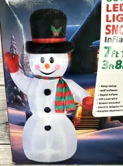 OUTDOOR LED LIGHTED INFLATABLE SNOWMAN 7 FT TALL X 3 FT 8 INCH WIDE NEW IN BOX