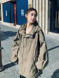 在飛比找Yahoo!奇摩拍賣優惠-軍綠色工裝防曬服外套女春秋薄款2024新款爆款棒球服運動大碼