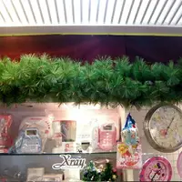 在飛比找樂天市場購物網優惠-9呎松針藤(綠)，空樹藤/聖誕樹/聖誕藤/聖誕佈置/門面設計