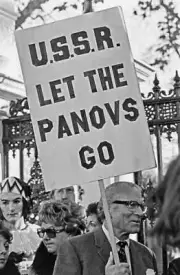 Laurence Olivier joins protest outside Palace of Westminster OLD PHOTO
