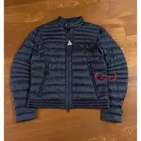 在飛比找蝦皮購物優惠-Moncler 胸前立體字母Logo、黑色立領 輕羽絨 騎士