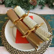 Gold Tree Christmas Crackers Festive Table Decoration x 8 | Table Decoration