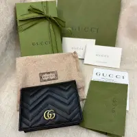 在飛比找蝦皮購物優惠-全新 Gucci 古馳 黑色 牛皮 山形紋 黑金 扣式 二折