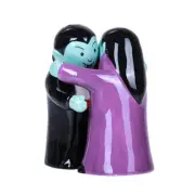 Magnetic Hugging Vampires Salt and Pepper Shaker Set. FREE SHIPPING!