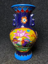 在飛比找Yahoo!奇摩拍賣優惠-貞觀元年唐太宗御用掐絲琺瑯五彩釉瓷器花瓶本品器型周正，釉色漂