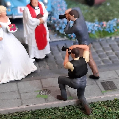 OO GAUGE TWO PHOTOGRAPHER FIGURES HAND PAINTED IDEAL TRAINSPOTTERS WEDDING PRESS