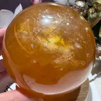 在飛比找蝦皮購物優惠-療癒彩虹光🫶天然黃冰晶球33號 1587公克❤️（A)頂級酒