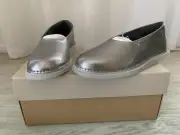 NEW Camper Nixie Women’s Silver Gray Patent Leather Flat Shoes, EU37 (Size US 7)
