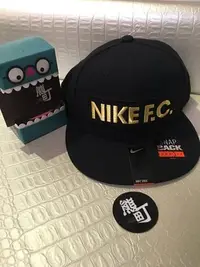 在飛比找Yahoo!奇摩拍賣優惠-全新正品 NIKE F.C. 黑金 電繡 715818 01