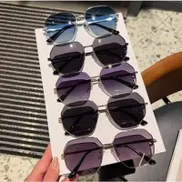 在飛比找ETMall東森購物網優惠-Caroline 新款 金屬多邊形 高質感太陽眼鏡 男女同款