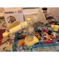 在飛比找蝦皮購物優惠-medela 美樂 輕巧型手動吸乳器+印花眝奶瓶組(二手)